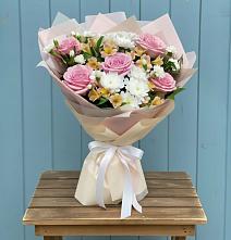 Букет цветов из:  Гвоздики, Орхидеи и Розы в Толмачёво