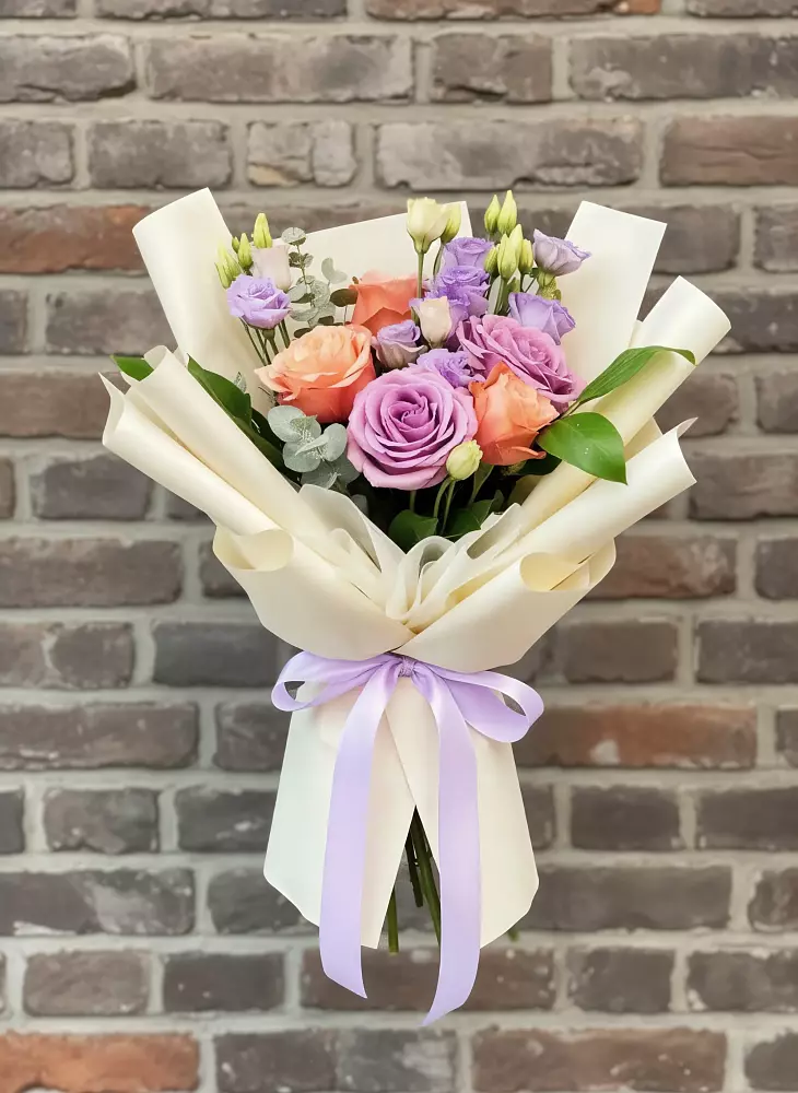 Букет цветов из: Лизиантусы и Розы в Толмачёво