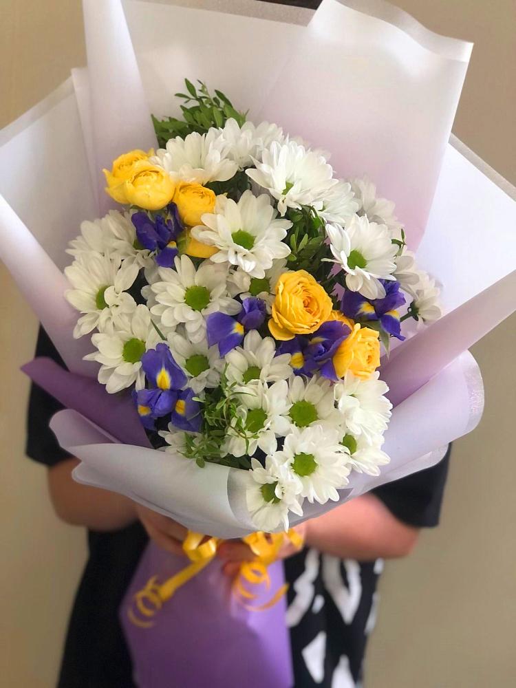 Букет цветов из: Ирисы, Хризантемы и Розы в Толмачёво