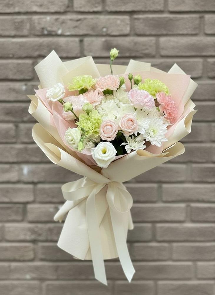 Букет цветов из: Гвоздики, Розы, Лизиантусы и Хризантемы в Толмачёво