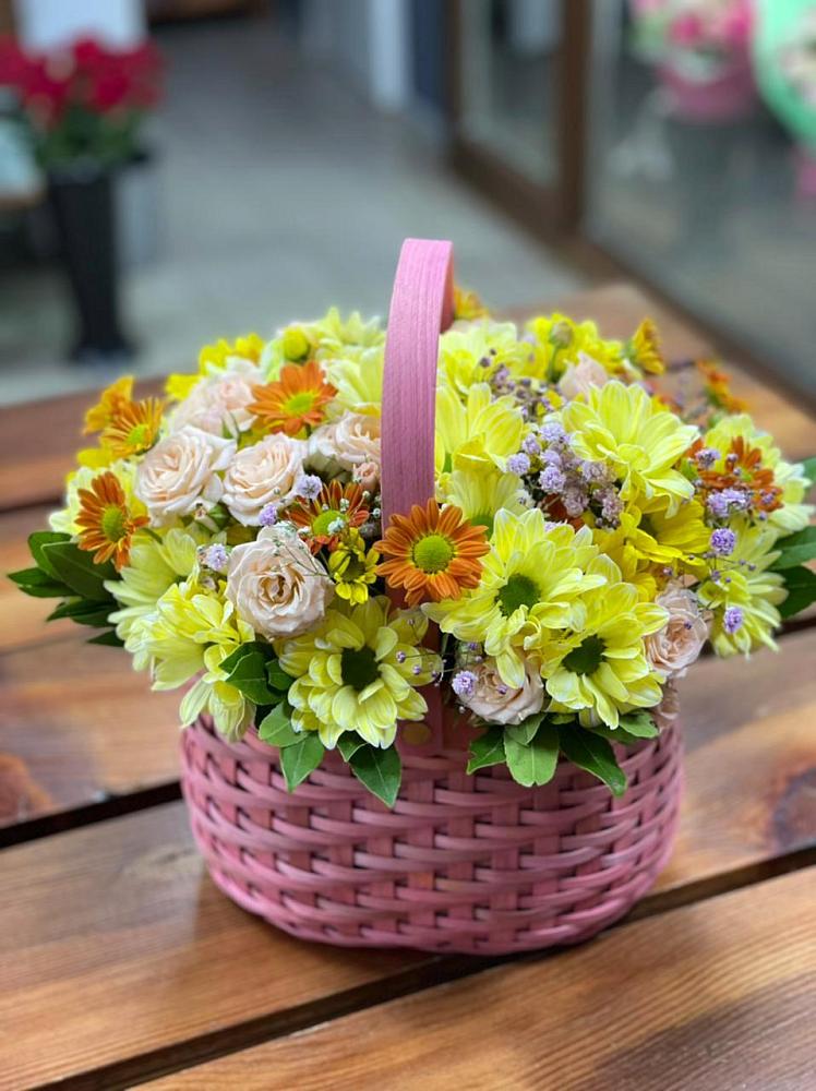 Цветочная композиция из Хризантемы и Розы в корзине в Толмачёво