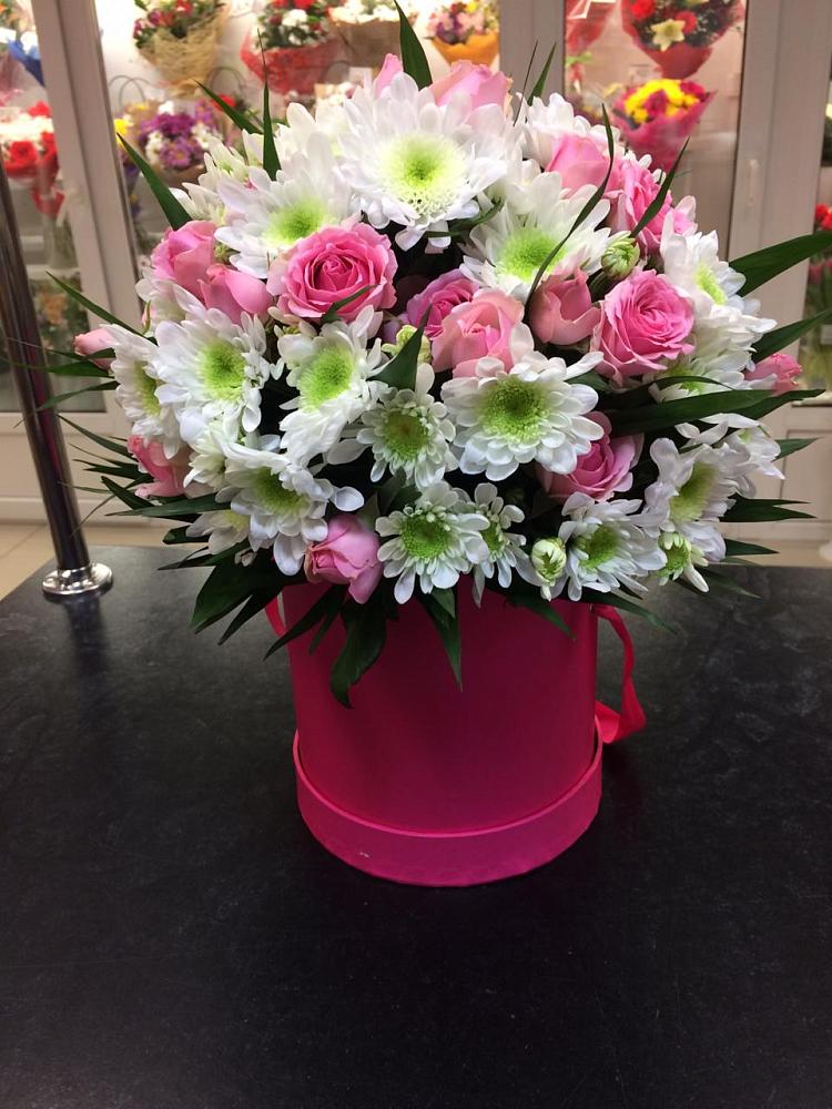 Цветочная композиция из Розы и Хризантемы в шляпной коробке в Толмачёво