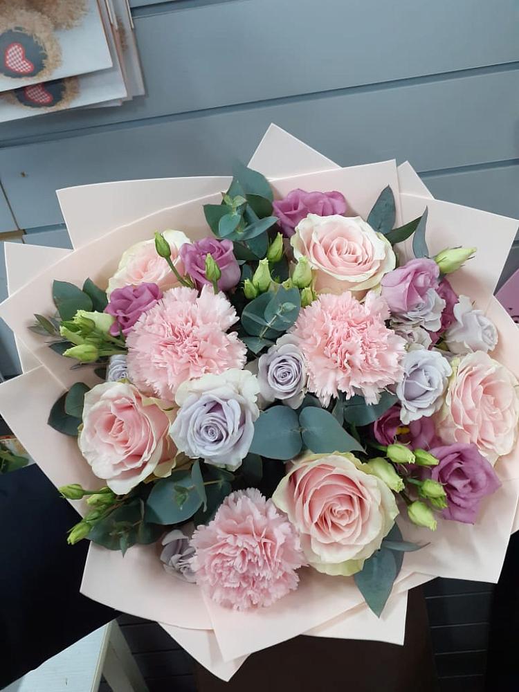 Букет цветов из: Розы, Гвоздики и Лизиантусы в Толмачёво