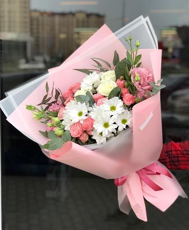 Букет цветов из: Розы, Лизиантусы и Хризантемы в Толмачёво
